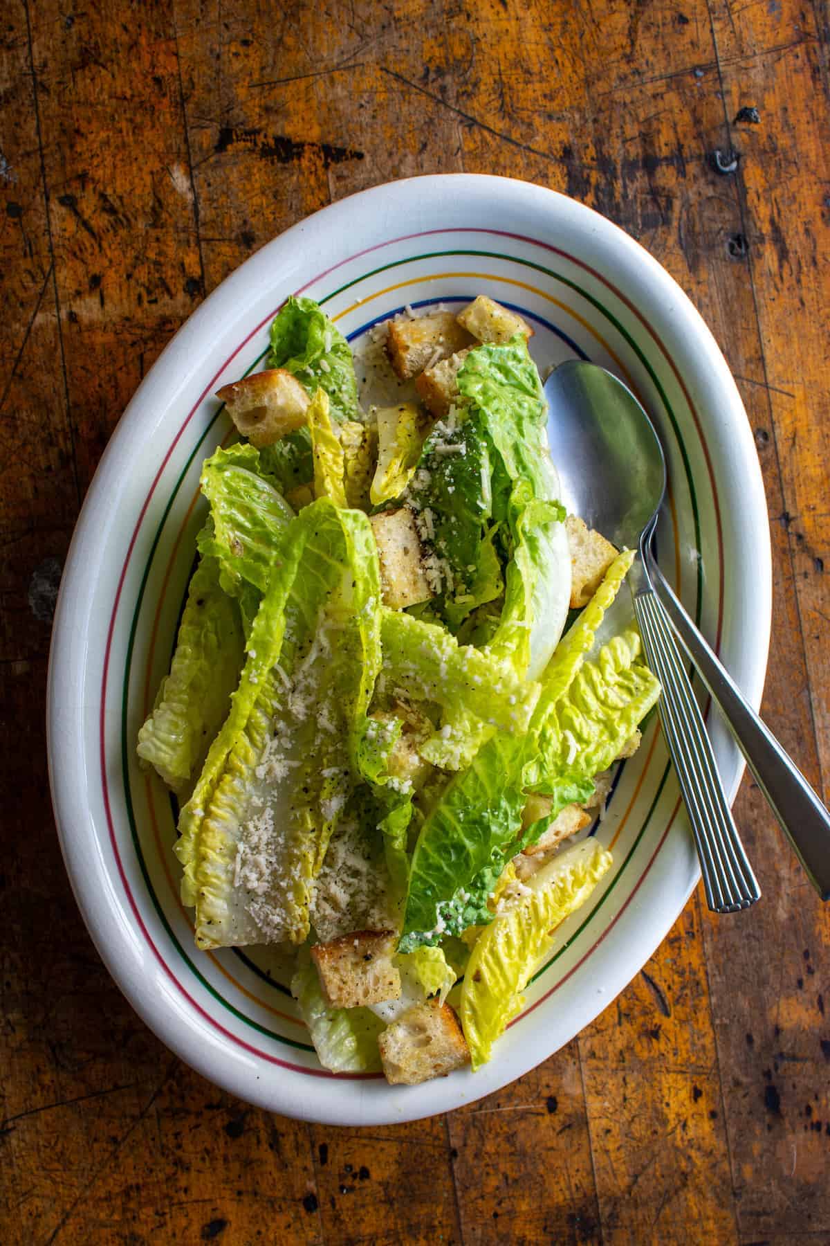 A super easy Caesar salad recipe with no raw egg but all the lemony-garlic flavor you love about this classic crisp salad. #caesarsalad #caesarnoegg #eggfreecaesarsalad #caesarsaladrecipe