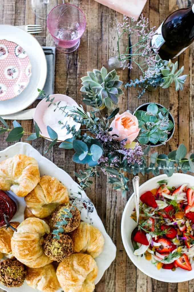 A SoCal Winter Brunch from the Friends Who Fete gals. We give you the everything you need to pull off this gorgeous brunch from Tequila-Brown Sugar Bacon to Blood Orange Ginger Sangria, plus flowers, decor, and more! #winterbrunch #brunch #brunchrecipes