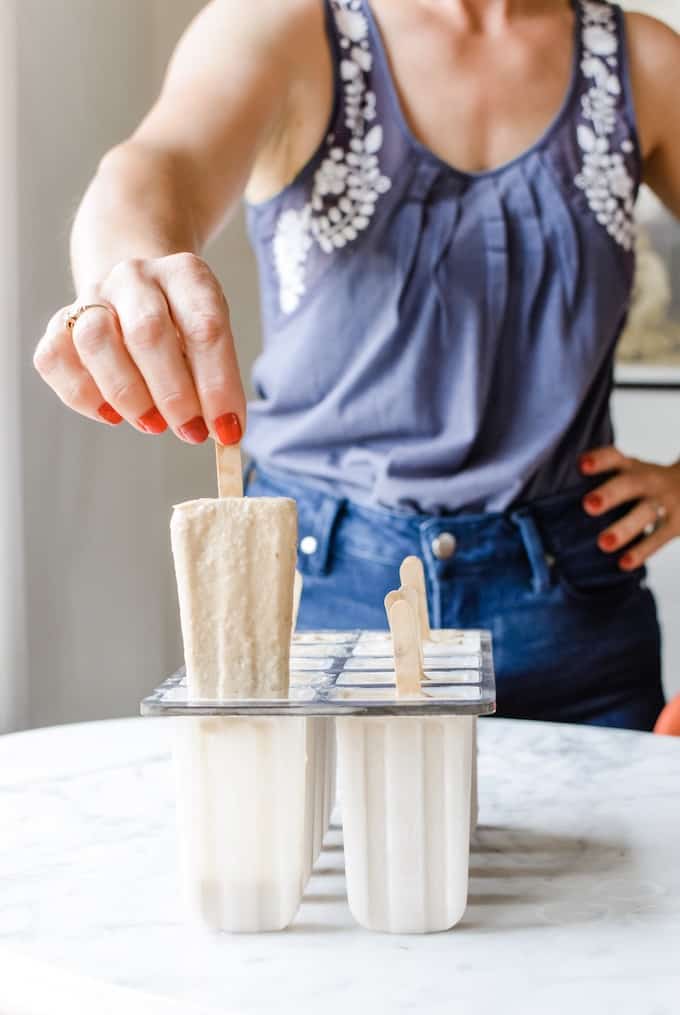 These White Russian Horchata Popsicles are for everyone who loves cinnamon, coffee liqueur, and boozy, creamy frozen treats that taste delicious. #popsicles #horchata #whiterussian #boozypopsicles #holajalapeno #paletaweek