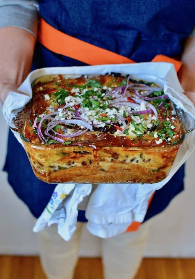 10 Recipes to try this last week of August. Including several Mexican food recipes like this vegetarian enchilada casserole. #mexicanfoodrecipes #holajalapeno #10recipestotry