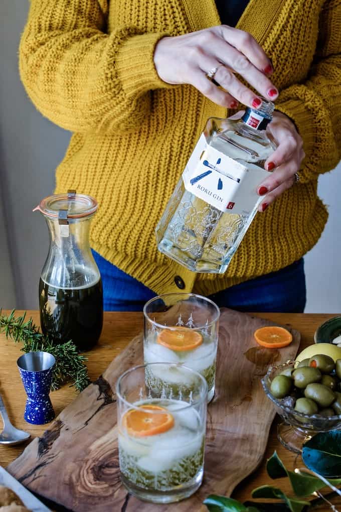 If you're attending a La Posada party or any holiday fiesta this year, this Roku Gin Island Squeeze cocktail in a box is the perfect holiday hostess gift! #laposada #lasposadas #holajalapeno #ad #Rokugin