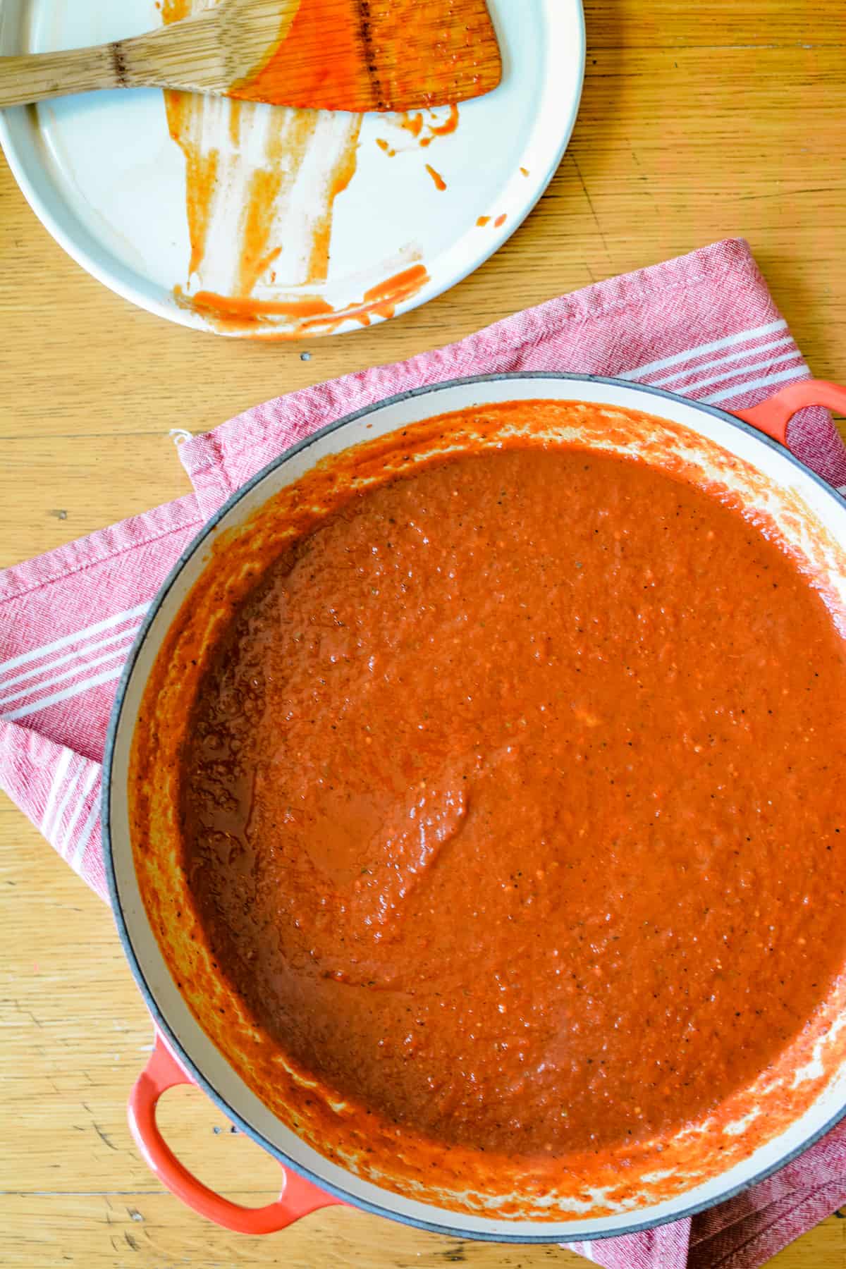 Here’s a simple recipe for Roasted Red Pepper Sauce with Guajillo Chiles that you will want to put on everything! A delicious and versatile sauce for topping all your favorite Mexican food recipes from enchiladas to chilaquiles. Vegan, paleo-friendly, and gluten-free! #guajillochiles #mexicanrecipe #roastedredpeppers #guajillosauce