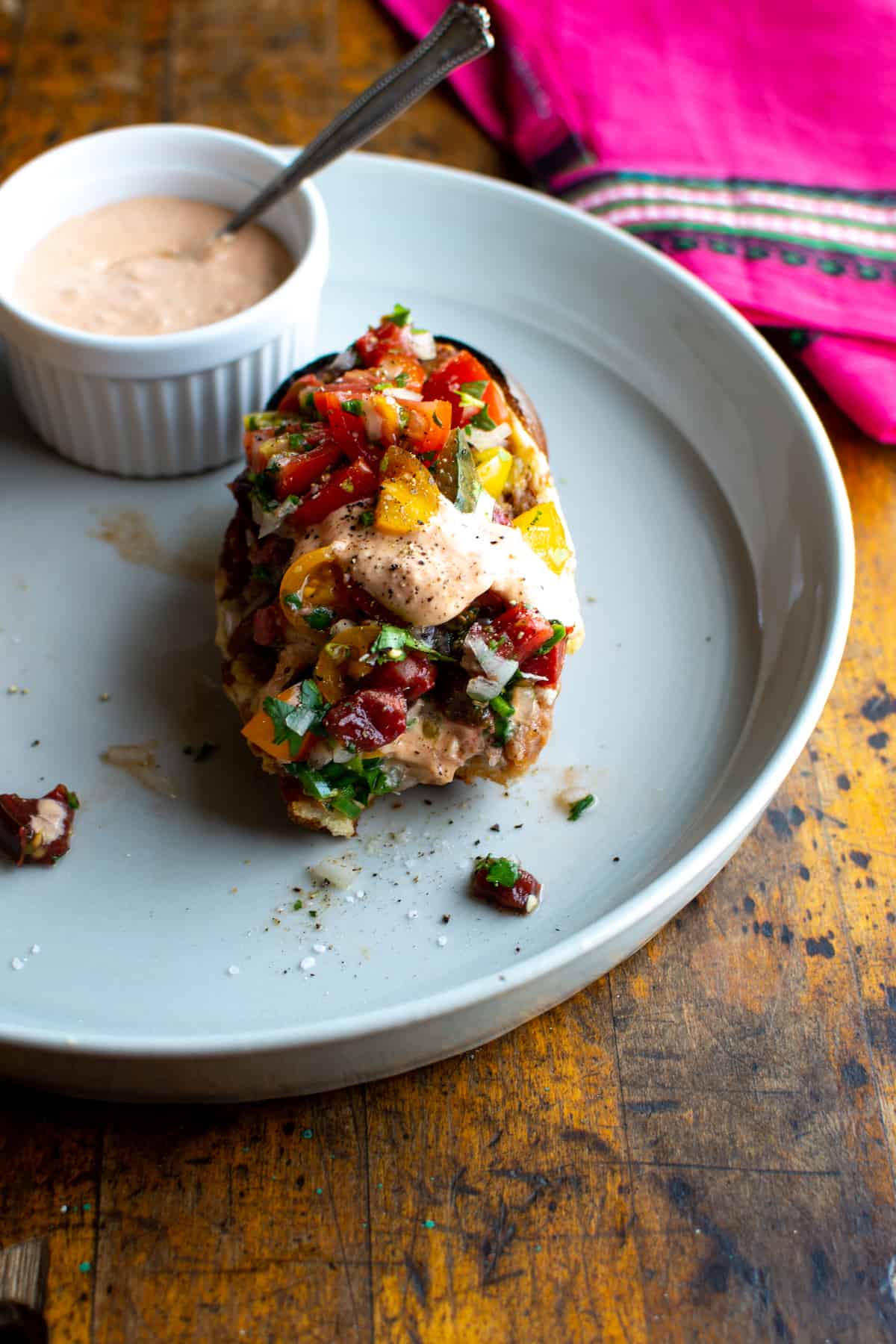 Mexican Molletes are an open faced sandwich layered with refried beans, melted cheese, and fresh pico de gallo. This no-fuss, vegetarian meal is great for breakfast, lunch or dinner and is extra good with a dollop of roasted garlic-tomato crema on top! #molletes #Mexicanmolletes #vegetarianMexican #molletesrecipe