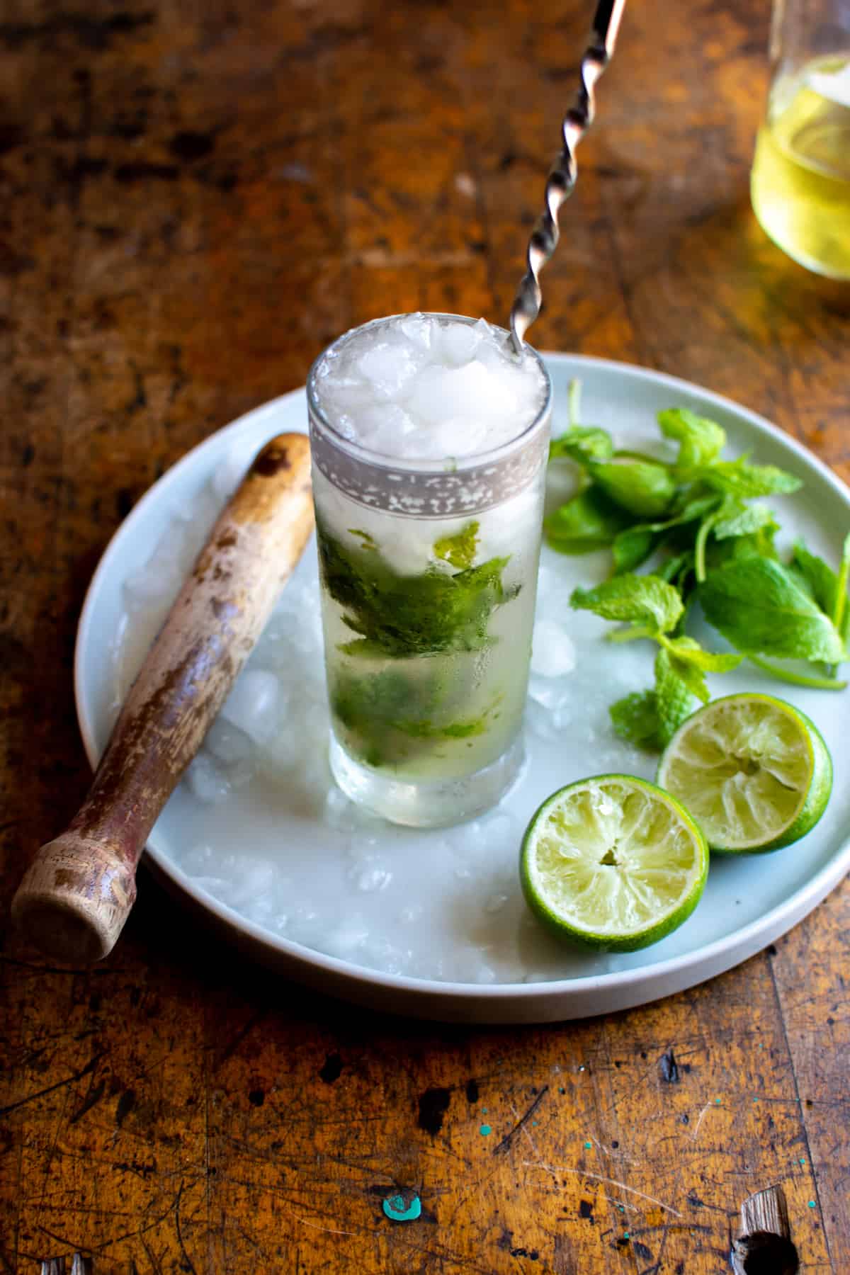 Rum, lime juice, mint leaves, and simple syrup are all you need to make this classic Mojito recipe. An absolutely thirst-quenching summer cocktail. #mojitorecipe #holajalapeno #mojito #summercocktails