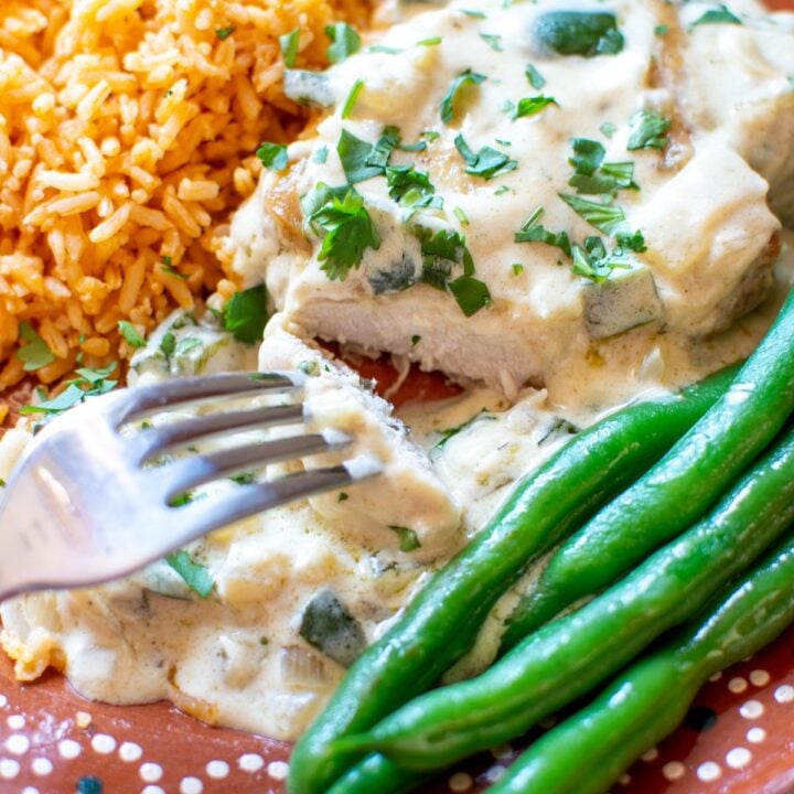 Pollo con crema on a plate with Mexican rice and green beans